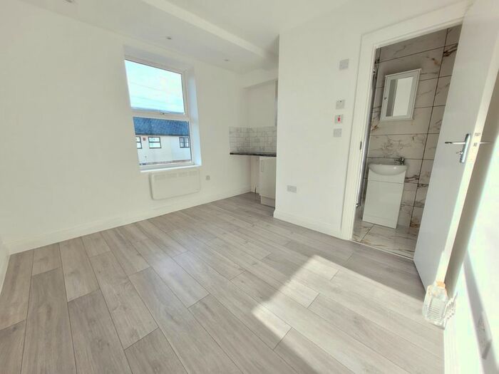 Studio To Rent In Swanfield Road, Waltham Cross, EN8