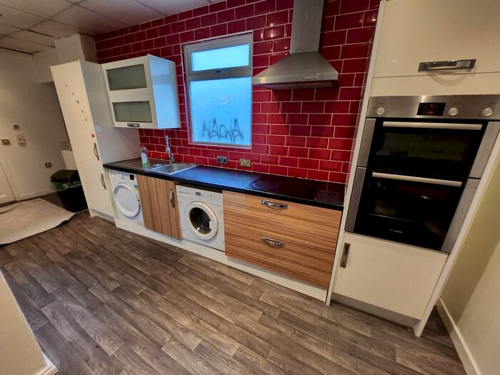 2 Bedroom Flat To Rent In City Road, Cardiff, CF24