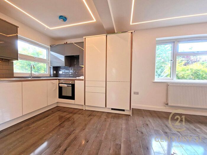2 Bedroom Flat To Rent In Malden Way, New Malden, KT3