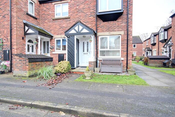 2 Bedroom Flat For Sale In Applegarth Mews, Crescent Street, Cottingham, HU16