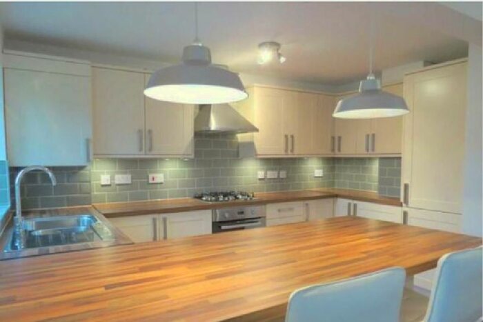 2 Bedroom Flat To Rent In Garson Road, Esher, KT10