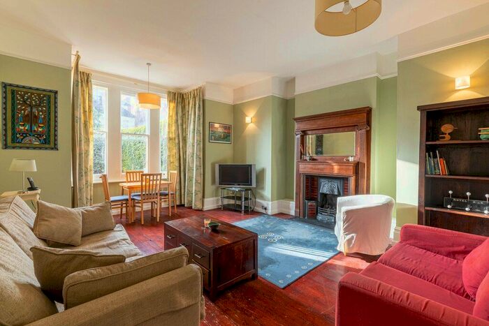 1 Bedroom Flat To Rent In Lytton Grove, Putney, SW15