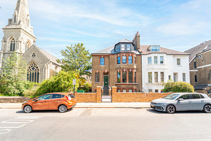 2 Bedroom Apartment For Sale In Hillmarton Road, Islington, London, N7
