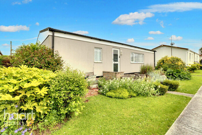 2 Bedroom Park Home For Sale In Tower Park, Hockley, SS5