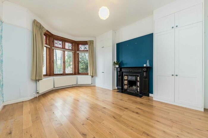 2 Bedroom Flat To Rent In Salford Road, London, SW2
