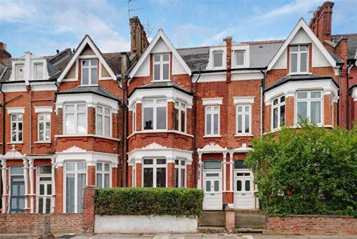 3 Bedroom Flat To Rent In Hoveden Road, The Mapesbury, NW2