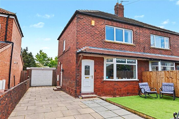 3 Bedroom Semi-Detached House For Sale In Spring Avenue, Gildersome, Morley, Leeds, LS27