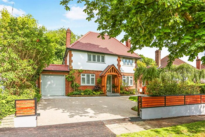 5 Bedroom Detached House For Sale In Green Curve, Banstead, SM7