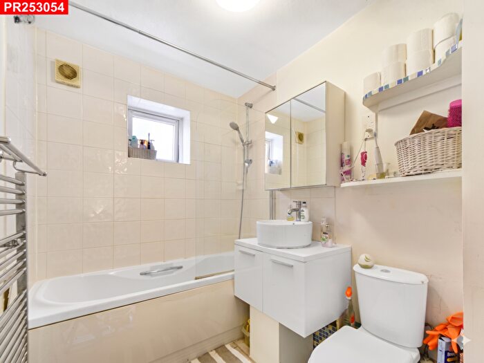 2 Bedroom Flat To Rent In Silvertown – Bedrooms Flat, E16