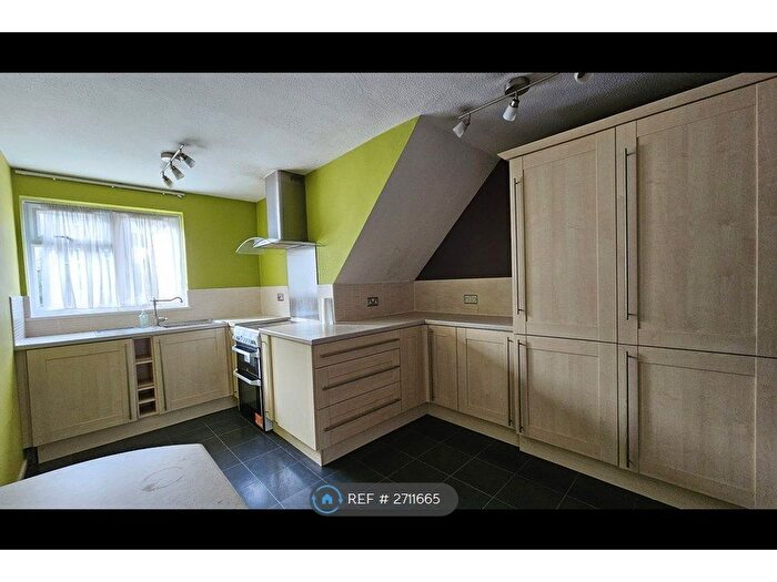 2 Bedroom Maisonette To Rent In Green Acres, Croydon, CR0