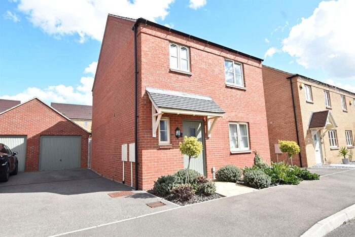 3 Bedroom Detached House For Sale In Seddon Gardens, Leighton Buzzard, LU7