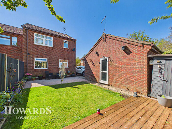 3 Bedroom Semi-Detached House For Sale In Enstone Road, Lowestoft, NR33