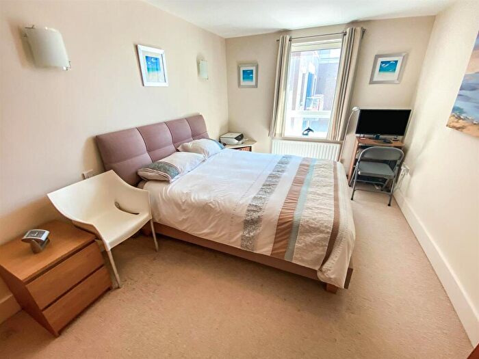 1 Bedroom Flat For Sale In Dolphin Quays, The Quay, Poole, BH15