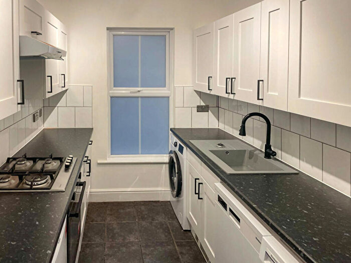 2 Bedroom Flat To Rent In Station Road, Finchley, London, N3