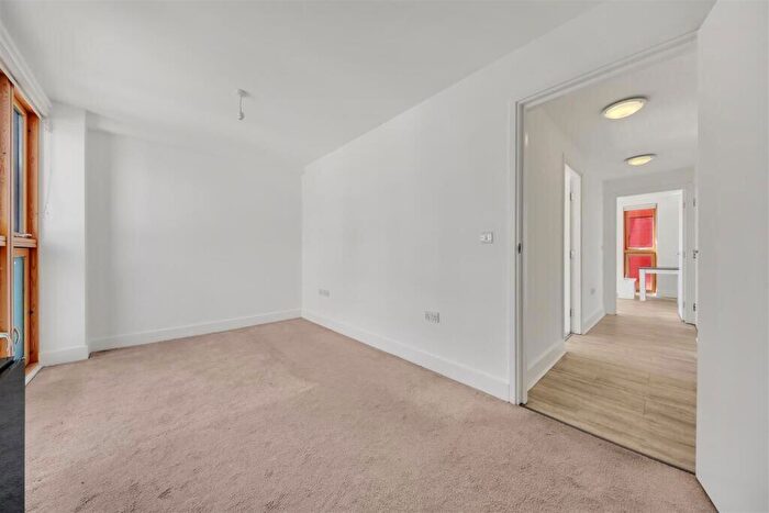 2 Bedroom Apartment For Sale In Byng Street, London, E14