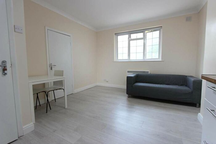 2 Bedroom Apartment To Rent In High Road, London, N20