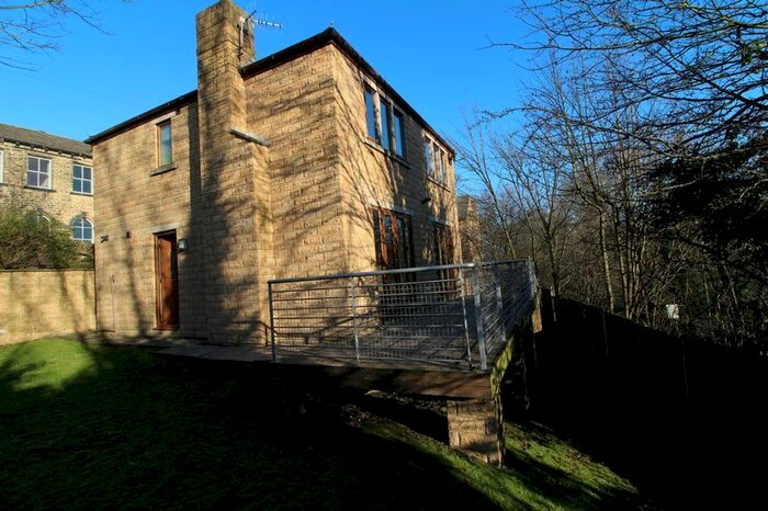 4 Bedroom Detached House To Rent In Hanson Lane, Huddersfield, HD1