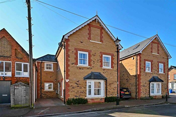 4 Bedroom Link Detached House For Sale In Oxford Road, Windsor, Berkshire, SL4