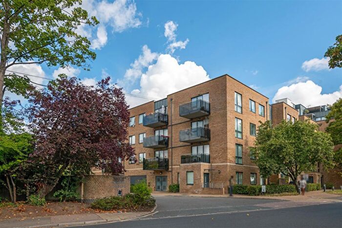 2 Bedroom Flat For Sale In Russells Crescent, Horley, RH6