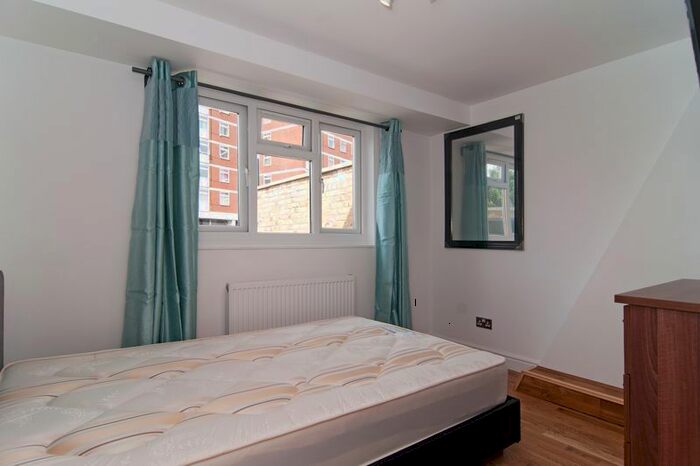 4 Bedroom Flat To Rent In Bordon Walk, London, SW15