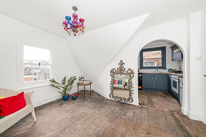 2 Bedroom Flat For Sale In Deerbrook Road, Herne Hill, London, SE24