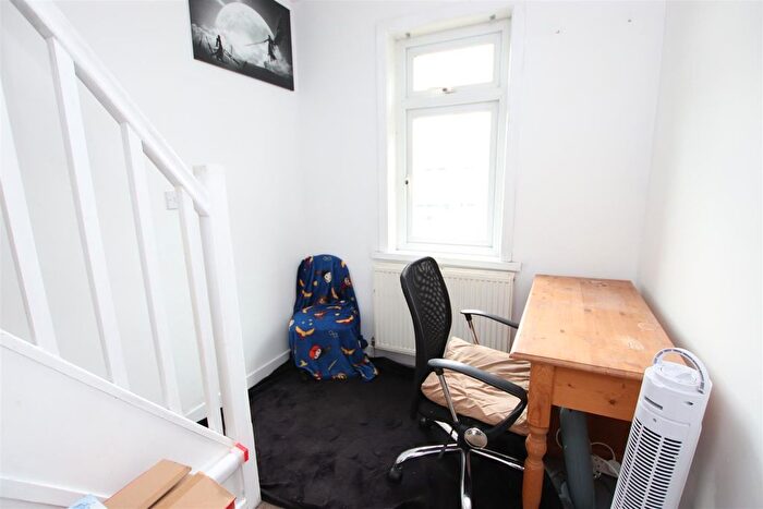 3 Bedroom Semi-Detached House For Sale In Willowfield Crescent, Bradford, BD2