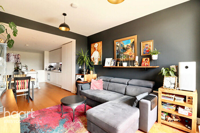 2 Bedroom Flat For Sale In Lake Shore Drive, Bristol, BS13