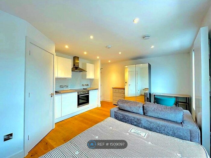 Studio To Rent In Uxbridge Road, London, W12