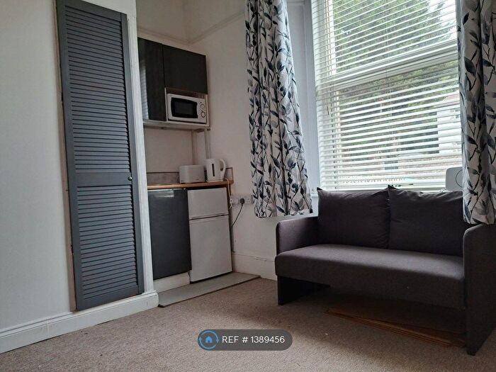 Studio To Rent In Avenue Road, Torquay, TQ2