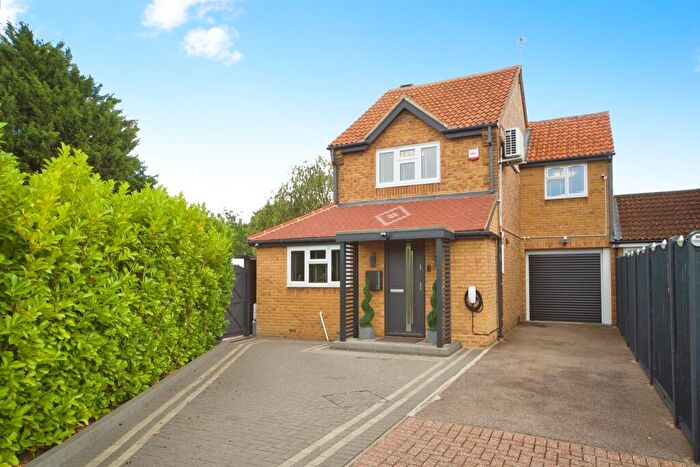 3 Bedroom Detached House For Sale In Canons Gate, Cheshunt, Waltham Cross, EN8