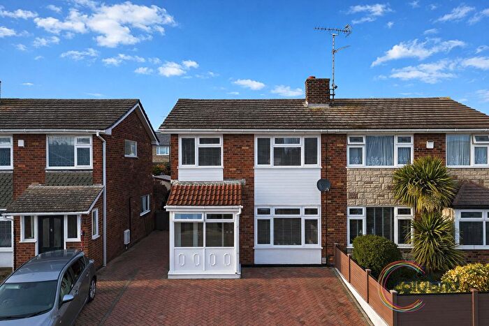 3 Bedroom Semi Detached House For Sale In Tyrrells Hall Close, Little Thurrock, RM17