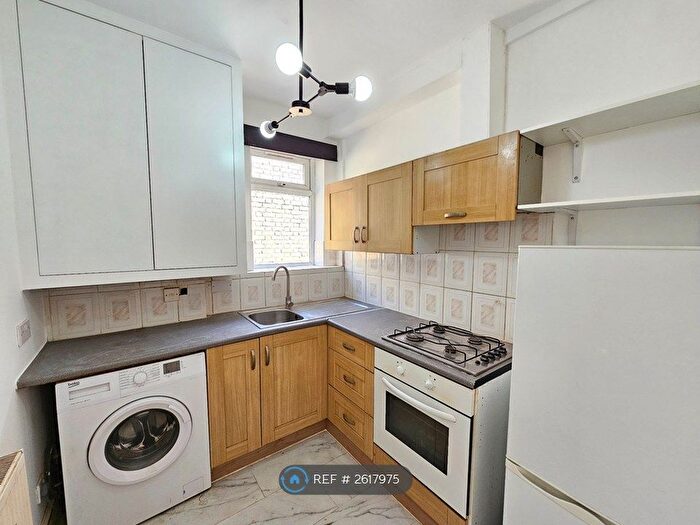 2 Bedroom Flat To Rent In Bounds Green, London, N11
