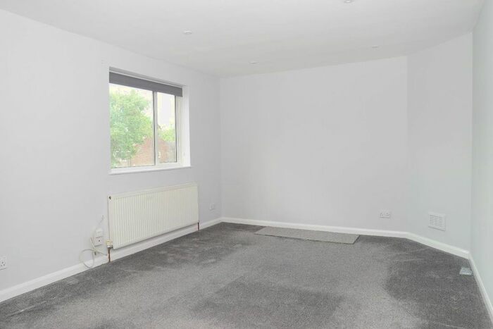 2 Bedroom Maisonette To Rent In Sparrows Lane, London, SE9