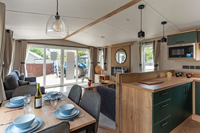2 Bedroom Mobile/park Home For Sale In Vinnetrow Road, Runcton, Chichester, PO20