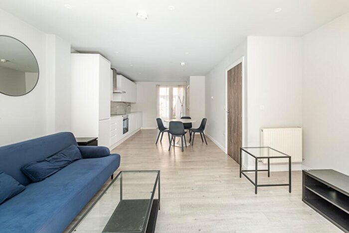 4 Bedroom Town House To Rent In Wells Walk, E7