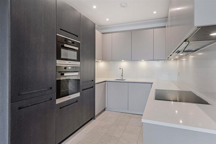 2 Bedroom Flat To Rent In The Crescent, Station Road, Woldingham, CR3