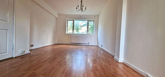 2 Bedroom Flat For Sale In Hayward Court, Studley Road, SW4