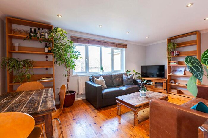 2 Bedroom Flat To Rent In Caledonian Road, Caledonian Road, London, N7