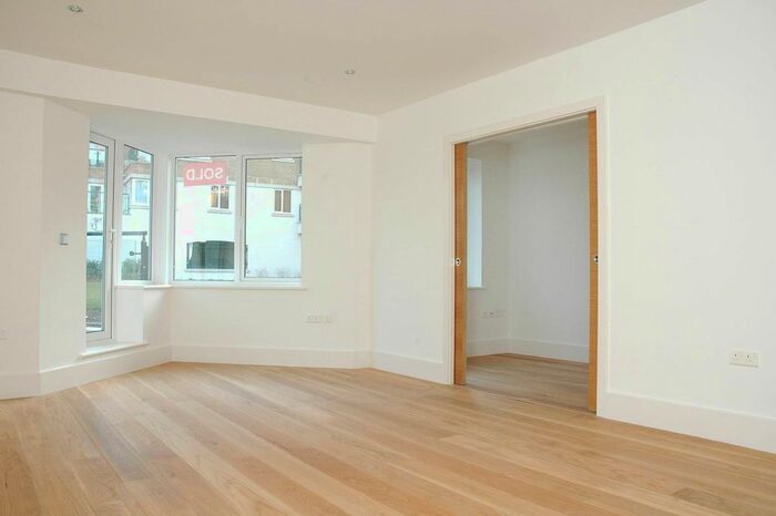 2 Bedroom Flat To Rent In Strand Drive, Kew, Richmond, TW9