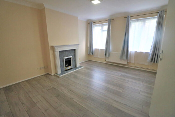 2 Bedroom Flat To Rent In Eastern Avenue West, Romford, Essex, RM6