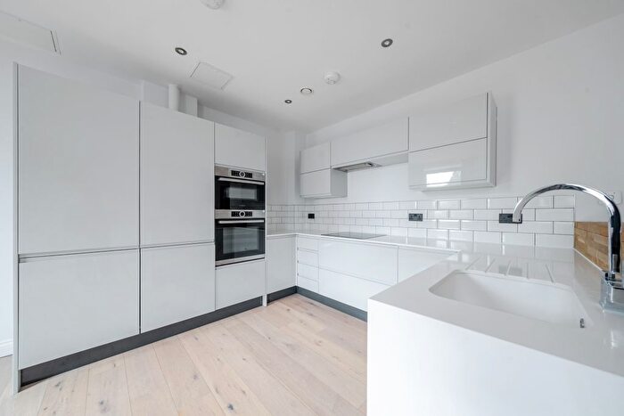 2 Bedroom Flat To Rent In Balham High Road, London, SW12