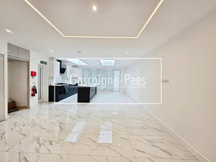 6 Bedroom House To Rent In Haycroft Road - Surbiton, KT6