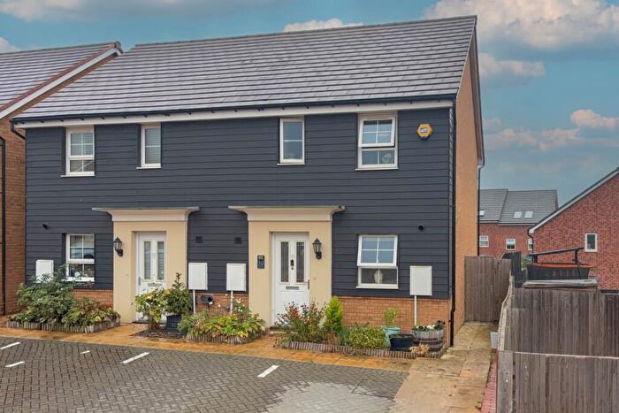 3 Bedroom Semi-Detached House For Sale In Galton Corner, Leighton Buzzard, LU7