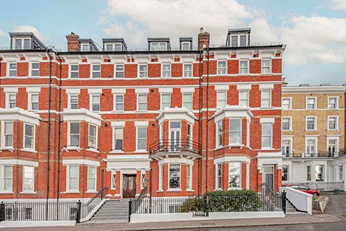 3 Bedroom Flat To Rent In Richmond Hill, Richmond, TW10