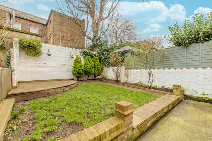 1 Bedroom Flat To Rent In Loftus Road, Shepherd's Bush, London, W12