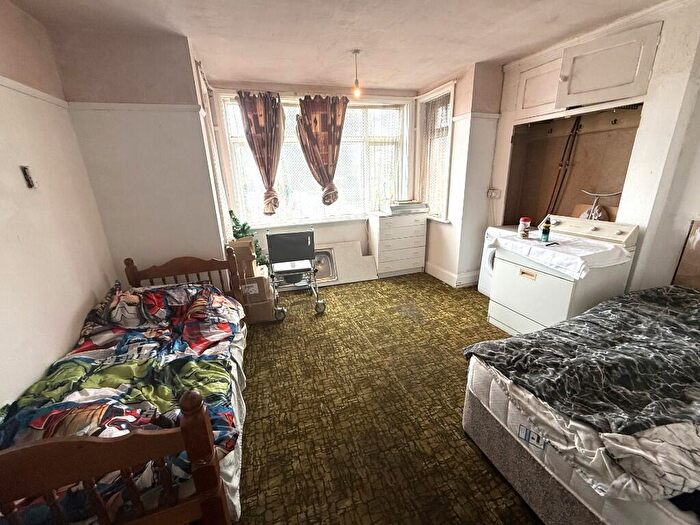 3 Bedroom Flat For Sale In Bargates, Christchurch, Dorset, BH23