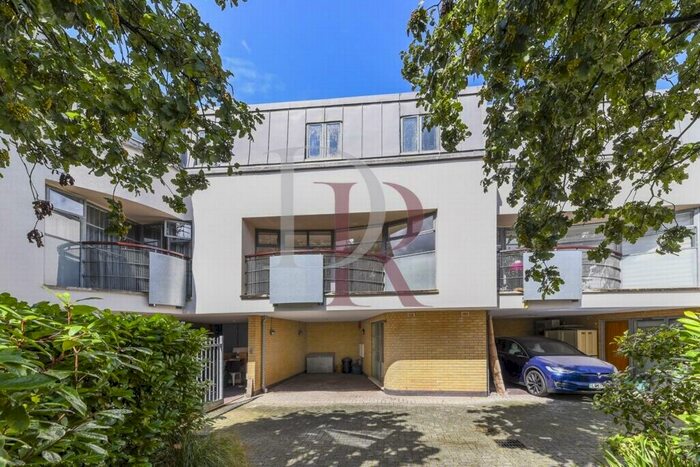 2 Bedroom Mews To Rent In Bridel Mews, Angel, N1