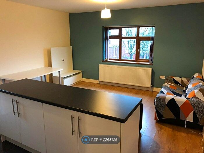 5 Bedroom Flat To Rent In Egerton Road, Manchester, M14