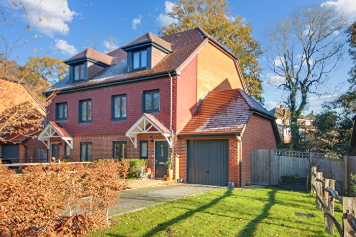 4 Bedroom Semi Detached House For Sale In Sunnyside Close, East Grinstead, West Sussex, RH19