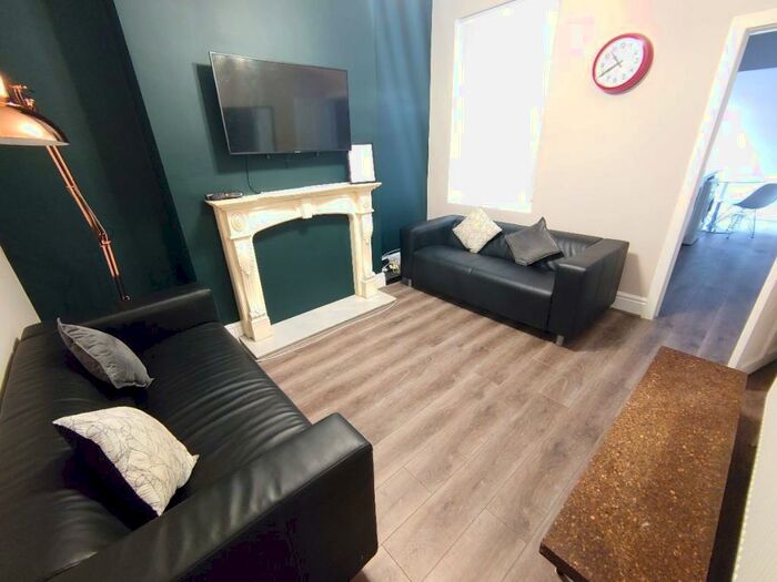 3 Bedroom Terraced House To Rent In Halsbury Road, Kensington, L6